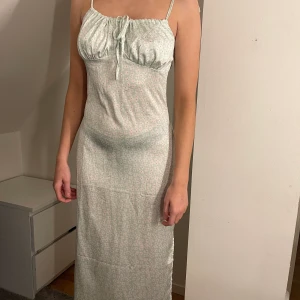 Klänning med justerbara band - Blommig söt klänning som går att justera i både bröst och axlar. Fotlängd. Storlek M 🫶🏼