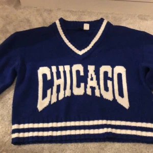 Chicago sweatshirt  - En mjukiströja i bra skick nästan aldrig använd. Stickad mjukiströja blå från h&m. Kontakta om mer bilder behövs! 💗💗