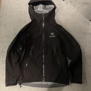 Arcteryx jacka - Säljer en arcteryx beta lt jacka som är köpt här på plick. Därav har jag inget äkthetsbevis eller liknande. Därför är priset såpass lågt. Kontakta privat för fler bilder!
