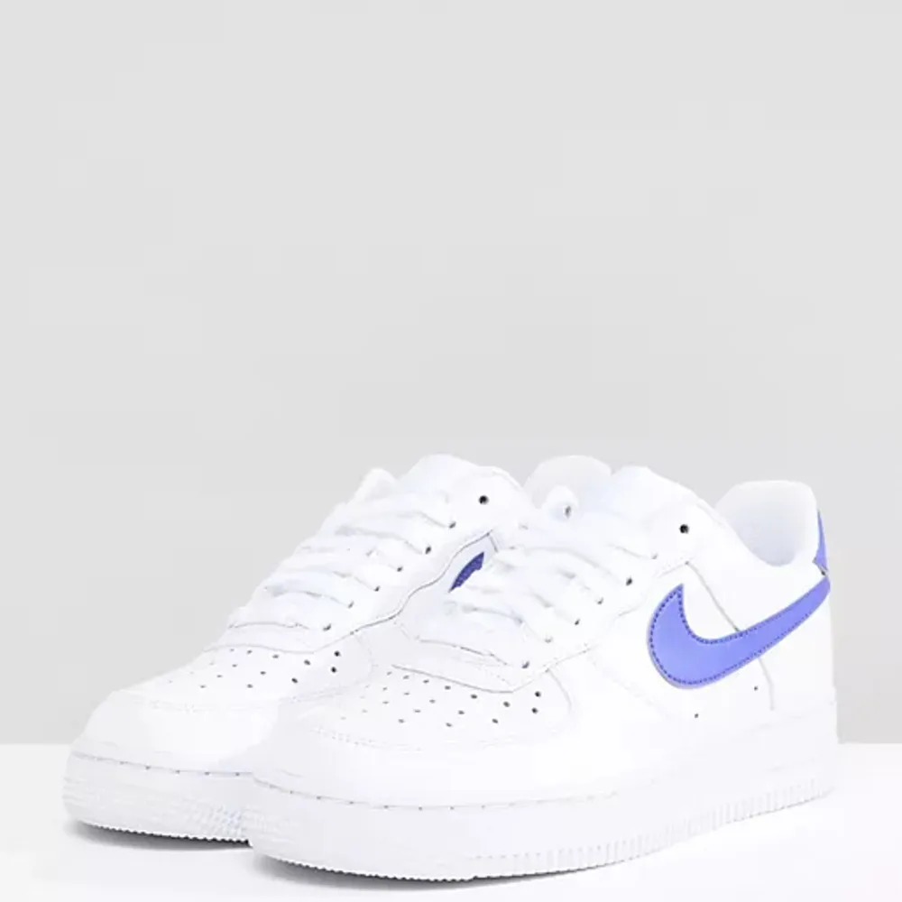 Säljer mina Nike air force då jag aldrig använder de. Strl 45 + ett par crease skydd som redan sitter i. Skriv för intresse eller fler bilder:)  Lånad bild!! #airforce #sneakers. Skor.