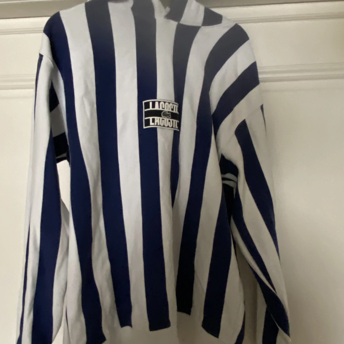 Blå vit randig luvtröja från Lacoste Live - 90