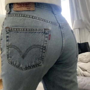 Levis jeans - Snyggaste levis jeansen! Det är straight med ett hål och mina favvisar men de börjar bli för små:(( passar 34-36