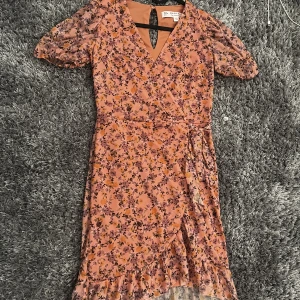 Kort Sommarklänning  - Hej!💖 Nu säljer jag min fina sommarklänning. Den är i storlek XS💖