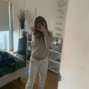 Miss me jeans!n - Säljer mina favorit jeans som är vita och miss me! De passar perfekt för mig som ör 162. De har coola detaljer på fickorna och är jätte snygga! Kom privat elelr kmt för fler frågor angående jeansen🫶🏼🫶🏼