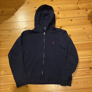 Polo Ralph Lauren zip hoodie  - Bra skick, storlek S men borde funka till M. 