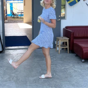 Blommig klänning från Nakd💙 - Superfin klänning från Nakd. Passar så bra till midsommar, sommarfester osv. 💙