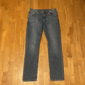 East west jeans baxter regular fit - Ett par jeans som knappt har använts och är i väldigt bra skick. 