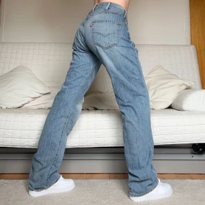 Levis Jeans - Säljer dessa coola ljusa Levis-jeans i storlek W38L34, 96cm midja och 85cm innerbenslängd❤️Jag på bilderna är 172cm lång och brukar bära storlek 38 (för stora för mig, håller upp på bild)🤗💕