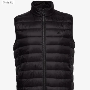 Barbour väst - Slutsåld svart väst från Barbour i nyskick. Nypris 1600kr på Boozt där jag köpte den.