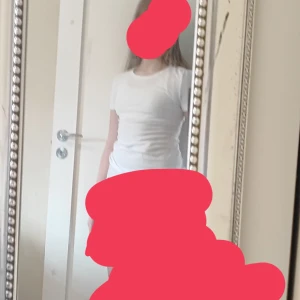 Fin t shirt  - Säljer en super fin vit t shirt, den sitter tajt och fint på kroppen och den är också lite genomskinlig❤️ Typ intimissimi dope🥰 Strl xs men passar fler då den är ganska strechtig 