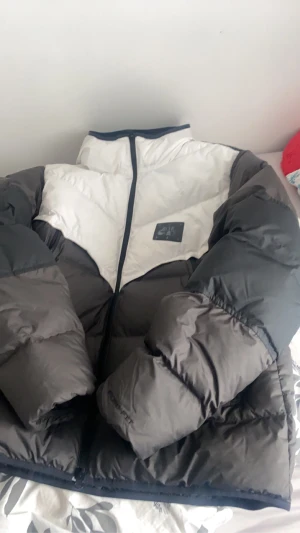 Nike storm fit jacka - Nike storm fit jacka   Storlek M  Nypris 2249  Säljer för 1600  Den är i nyskick använd endast några gånger 