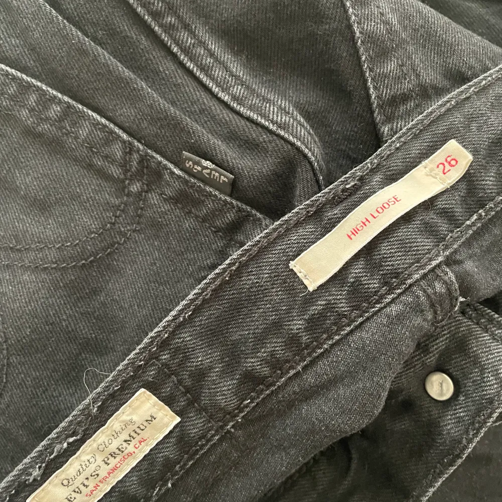 Ett par svarta levi’s high loose i stl 26 Bra skick i övrigt förutom lite lite slitet vid grenen. Går ner till golvet på mig som är 164 cm . Jeans & Byxor.