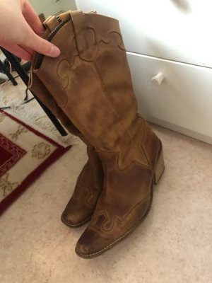 Cowboy boots - Köpta second hand men var lite stora på mig (är mellan 39 o 40)