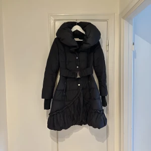 Fin övergångsjacka - Gott skick! Modern jacka från Karen Millen