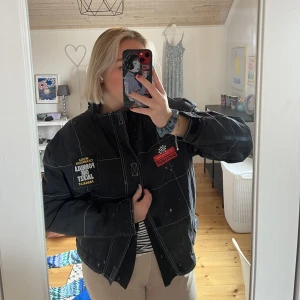 Formel 1 jacka - så snygg och cool formel 1 jacka, köpt från sellpy med lapp kvar, bra skick och ganska tunn, står att de e en storlek L men skulle säga att den sitter mer som en M, Frakt tillkommer, kommer hamna mellan 60-70kr