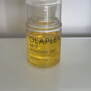 Olaplex olja - Olaplex hår olja ca 80% kvar Den är väldigt dryg man behöver endast 2-3 droppar Öppen för prisförslag och byten❣️