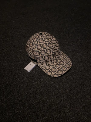 Ferragamo Cap - Salvatore Ferragamo Cap, Size: One Size, Skick: 10/10, helt ny me tags, Nypris: 3000kr, mitt pris: 1999kr+frakt