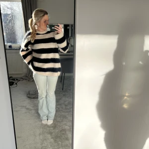 Stickad tröja  - Säljer denna supersnygga stickade tröja från hm! Använd endast 2 gånger så bra skick!🫶🏻 perfekt nu till våran eller kalla sommarkvällar❤️🔥