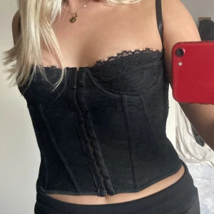 Svart korsett - Jag säljer min skitsnygga korsettopp med snörad rygg, den är använd 1 gång och är i väldigt bra skick. Säljer den pga jag har råkade beställa två