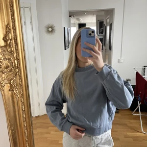 Blå sweatshirt - Sweatshirt från weekday med en liten polokrage, storlek xs dock lite större i storleken 