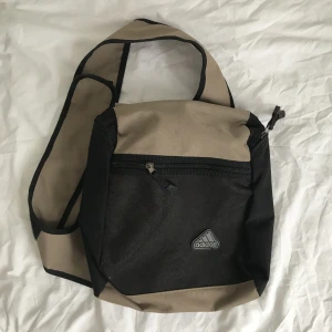 Vintage Adidas Slingbag  - Sjukt snygg vintage Slingbag från Adidas. Det går att justera längden på bandet beroende på hur man vill att det sitter. Den har en liten fläck, skriv för närmre bild!💌