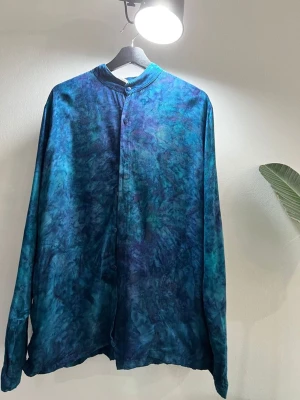 Equinoxe blå mönstrad skjorta - Märke: Equinox Typ: Skjorta Storlek: M Färg: Blå Material: Bomull Mönster: Mönstrat Kroppstyp: Man Passform: Regular