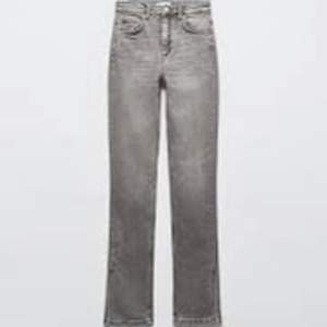 Jag säljer mina gråa jeans från Zara i storlek 38. För bilder på jeansen, skriv till mig så skickar jag bilder☺️