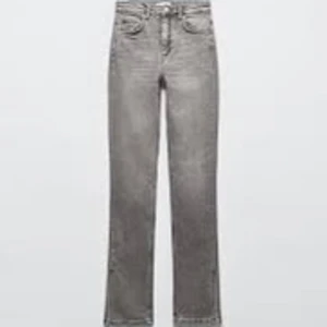 Gråa jeans m split - Jag säljer mina gråa jeans från Zara i storlek 38. För bilder på jeansen, skriv till mig så skickar jag bilder☺️
