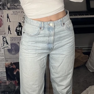 jeans - Högmidjade jeans från zara! Jag är 175 och de nuddar marken, de är lite större i midjan.