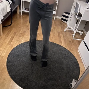 Gina tricot mjukis byxor - Hej, jag håller på att rensa min garderob, och hittade dem här härliga mjuks byxorna fråga Gina tricot. Har tyvärr ingen användning av de längre. Men dem är i jätte bra skick⭐️Strl är xxs men passar xs också✨