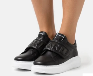 Kapri puffer starp-Karl Lagerfeld - Jag säljer mina karl lagerfeld sko då jag inte använder dom längre. De är i god skick! För bilder, skriv til mig☺️Kartongen finns!