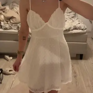 Säljer denna vita klänningen som jag hade tänkt till studenten för några år sedan men använde den aldrig❤️ Strolek Xs🥰 Köparen står för frakten🥰