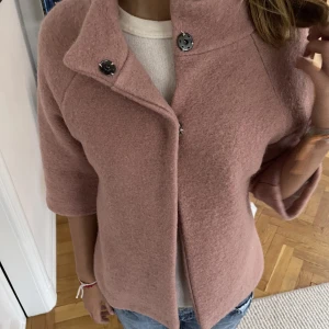 Såå fin 3/4 kappa❤️‍🔥 - Superfin 3/4 ärmad jacka, Bra material och varm😍 Storlek S