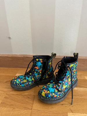 Dr Martens Delaney Floral - Dr Martens i bra skick använd fåtal ggr av dottern. 
