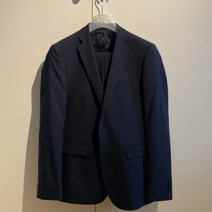 Kostym - Komplett kostym från MQ. Knappt använd och kvitto finns kvar Storlek 146 på byxorna och 46 på jackan. Sitter som en S eller liten M.  Priset från början var 1900 ber om 800kr men är absolut inte omöjlig på prisfronten 