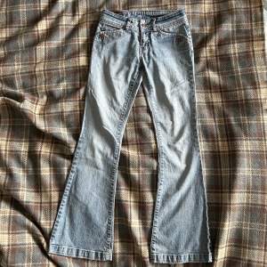 Lågmidjade jeans från lee i bra skick som tyvärr är för små för mig, storlek 25 innerbenslängd 74 cm 