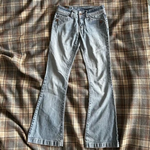 Lee jeans - Lågmidjade jeans från lee i bra skick som tyvärr är för små för mig, storlek 25 innerbenslängd 74 cm 