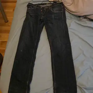 Säljer mina mörk blå Lee jeans storlek 30/32 då jag växt ur dem, dem har ett litet slitage på höger knä men annars är dem slitage fria. 