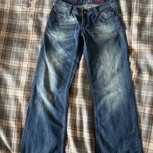 Snygga jeans i jättebra skick, midjemått 84 cm innerbenslängd 83 cm