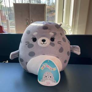 Sälen Odile. Den har inga fläckar eller liknande och den är äkta. Jag köpte den förra året och nu säljer jag den för att jag inte samlar på squishmallows längre. 