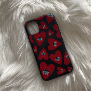 Mobilskal - Coolt mobilskal som är i bra skick, finns ett litet märke på hörnet men inget sommär synligt💕💕 För iPhone 11