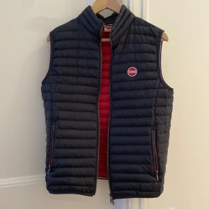 Colmar väst  - Mörkblå väst, röd inuti 172cm