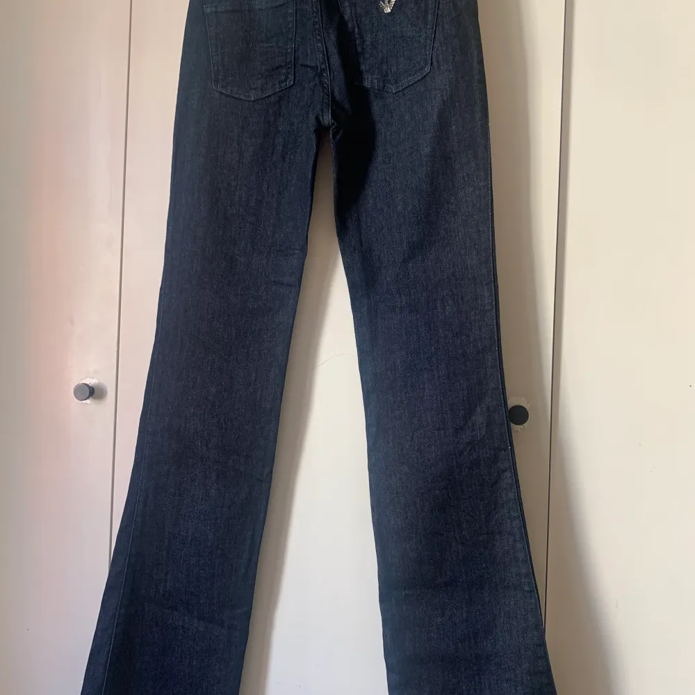 Mörkblå bootcut stretchjeans stl 28” i gott skick. Innerbenslängd 87 cm. Långsmal tajt modell, medelhög midja. . Jeans & Byxor.