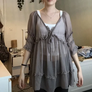 Gullig mesh blus - Grå/brun aktig mesh blus som är perfekt till sommaren! Storleken är 38 men de passar mindre storlekar också då den ska passa lite löst. Säljer då den tyvärr inte kommer till användning💗