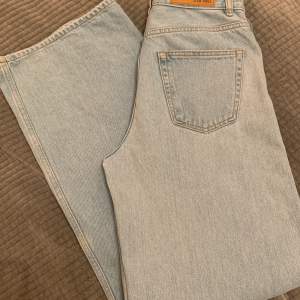 Wide leg jeans, ljusblå 100% bomull, ingen stretch, raka vida byxben, hög midja. Innerbenslängd 80 cm. Stl 28”