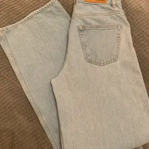 Wide leg jeans, ljusblå 100% bomull, ingen stretch, raka vida byxben, hög midja. Innerbenslängd 80 cm. Stl 28”