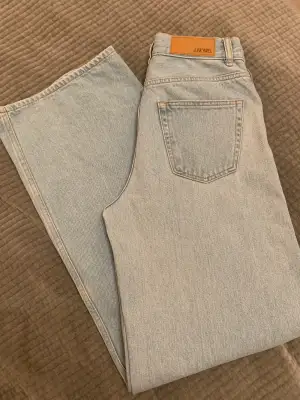 Wide leg jeans, ljusblå 100% bomull, ingen stretch, raka vida byxben, hög midja. Innerbenslängd 80 cm. Stl 28”