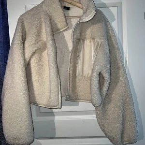 Teddyjacka  - Kort jacka, ny i skick. Oversize modell
