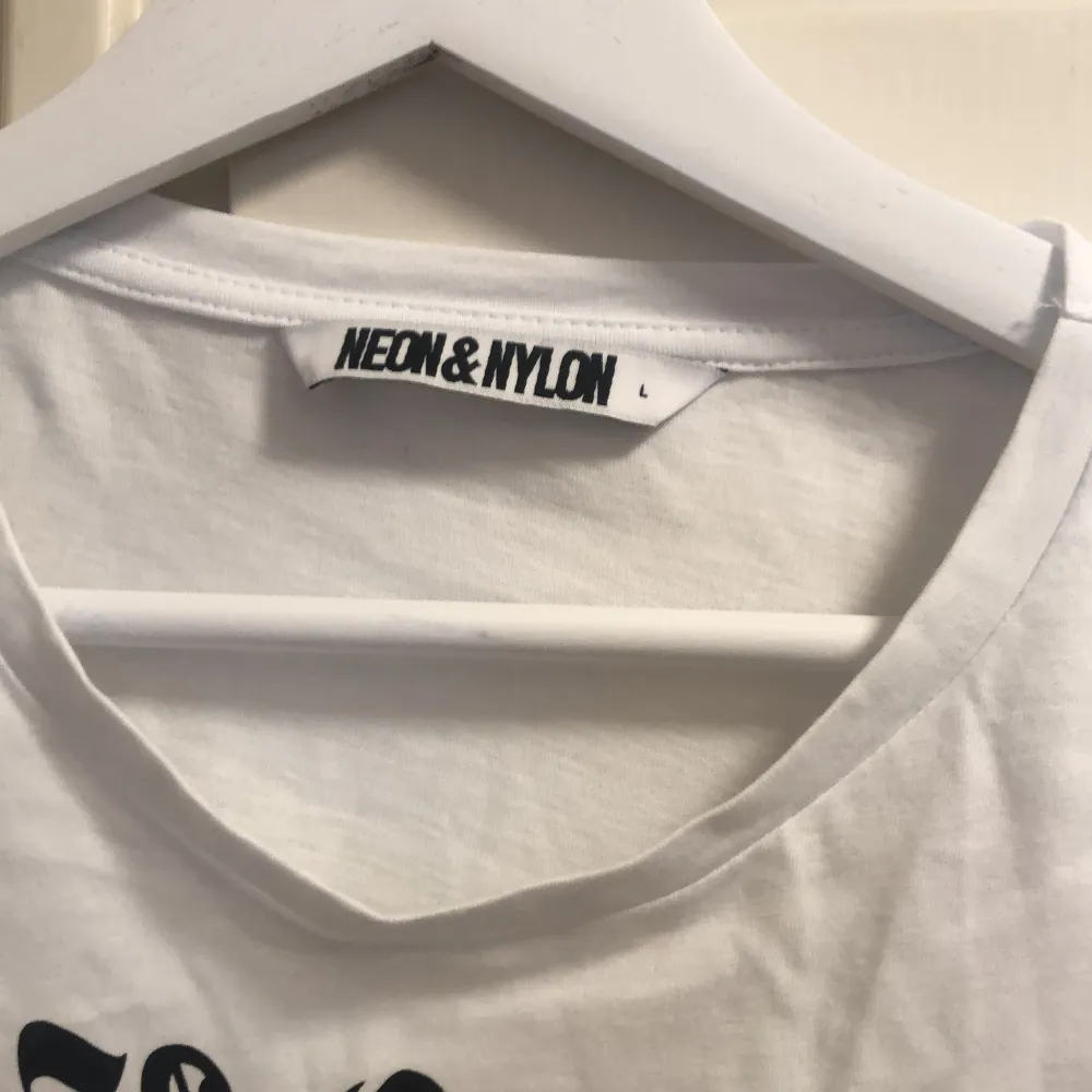 Köpt från Nelly, storlek L men ganska liten i storlek . T-shirts.