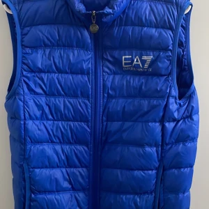 Ea7 väst - Armani väst säljs  storlek M